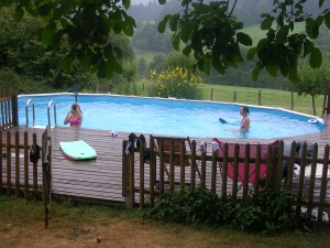 Vacances dans le Beaujolais, les plus jeunes profitent de la piscine du gîte des Monneries