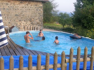 Jouez avec vos amis dans la piscine du gîte des Monneries