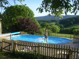 Jouez dans la piscine du gîte des Monneries