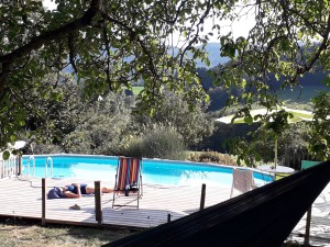 Bronzez sur la terrasse de la piscine en vacances au gîte des Monneries